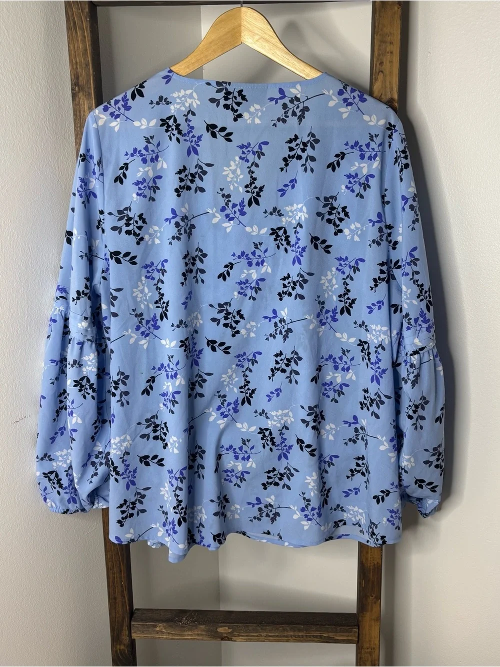 Lane Bryant Blue Floral V-Neck Balloon Sleeve Top Size 14 - Picture 6 of 6